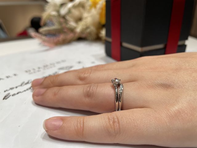 結婚指輪と重ね付け時の写真です。