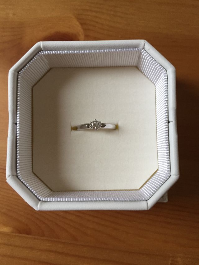 ダイヤモンドが華やかにきらめくデザインの婚約指輪です。　