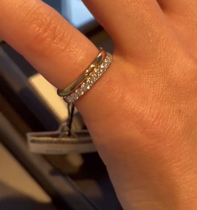 ダイヤが七色に輝いており、驚きました！