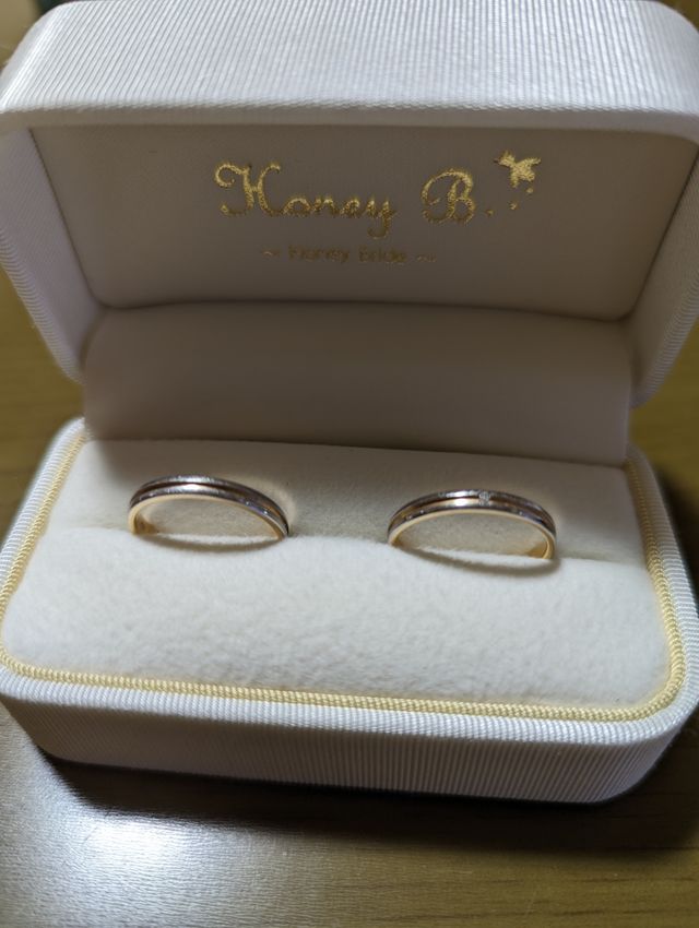 結婚指輪とリングピローです。右が新婦用、左が新郎用です。