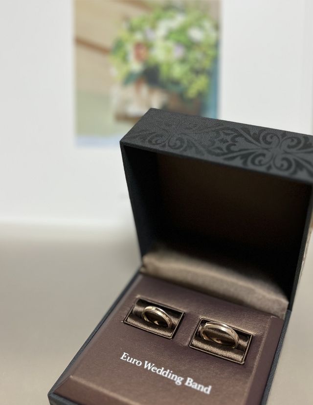 ゴールド色で、和紙の様な柄の加工が施されいます。