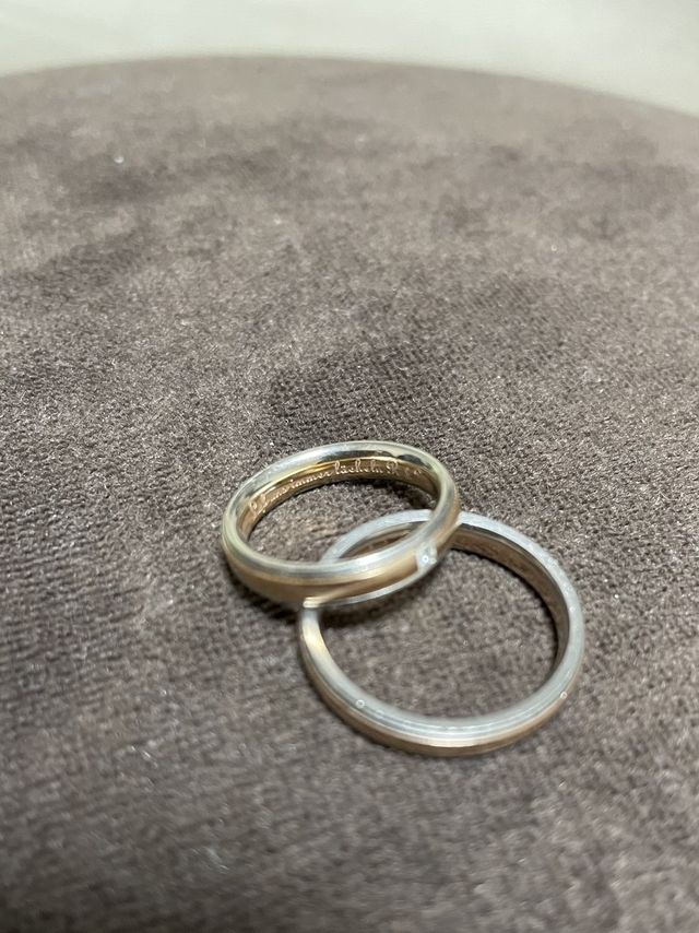 ドイツのブランドなのでドイツ語でいつも共に笑顔でと彫みました