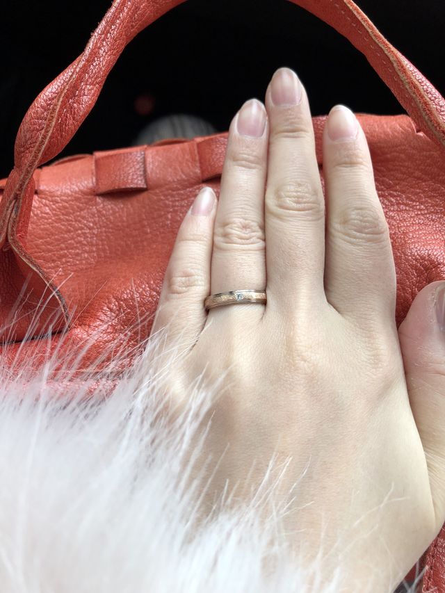 指輪自体が少し丸み帯びてるので指が浮腫んだ日でも痛くないです