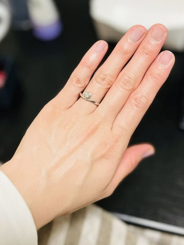 プロポーズの際、彼より贈られた婚約指輪です。