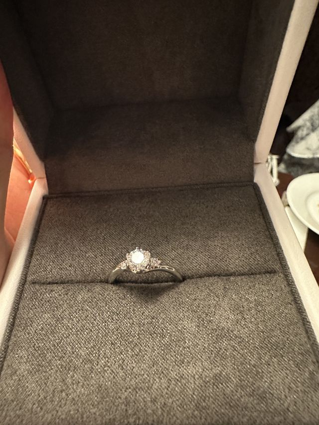 ピンクダイヤモンドが装飾されている指輪です。