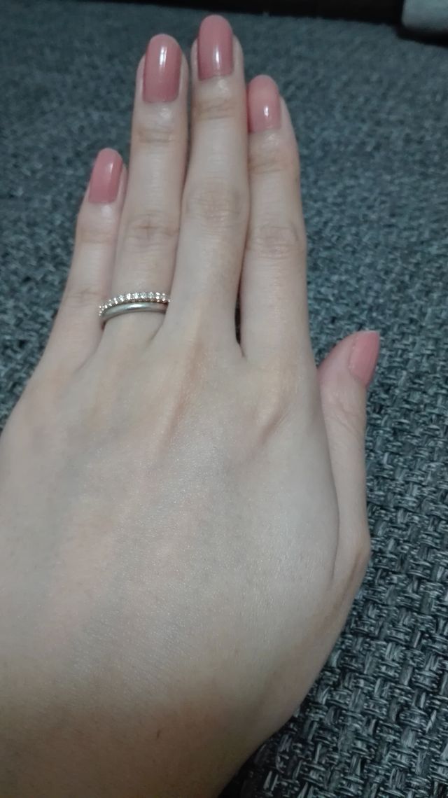 結婚指輪のプラチナリングと重ねづけしています