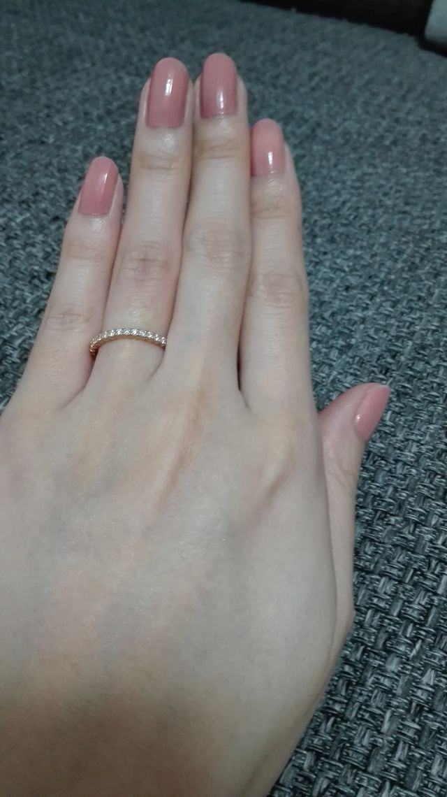 細身なピンクゴールドリングに一周ダイヤが入っています