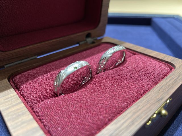 ボックスに置いた時の様子です。角度によって輝き方が違います。