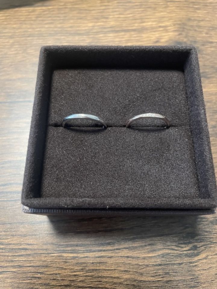 【Ankhore(アンクオーレ)の口コミ】 ペアで色が違うところが2人とも気に入ってます。石も控えめですがキラキラ…