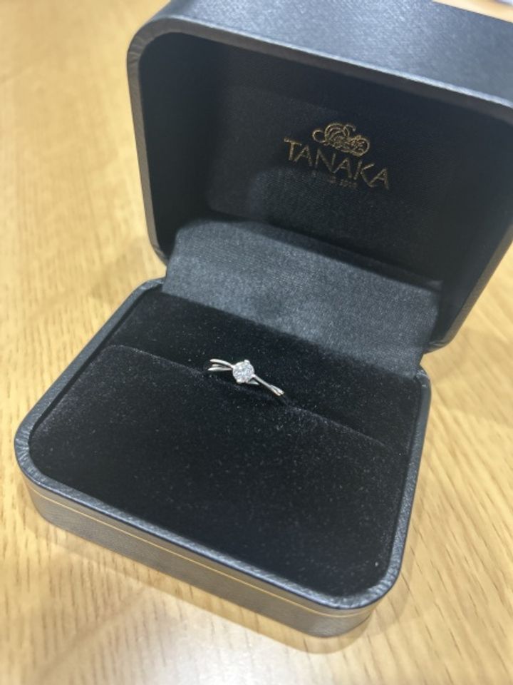 【COLANY(コラニー)の口コミ】 デザインの特徴としては、ダイヤがガードル付近で固定されているため、ダ…