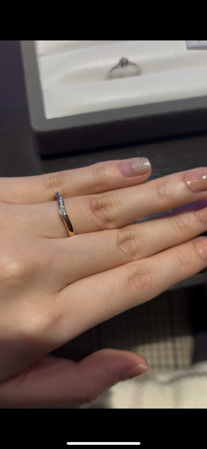 【nocur(ノクル)の口コミ】 緩やかにＶの字になっていて指が長く綺麗に見えます。ピンクゴールドが半…