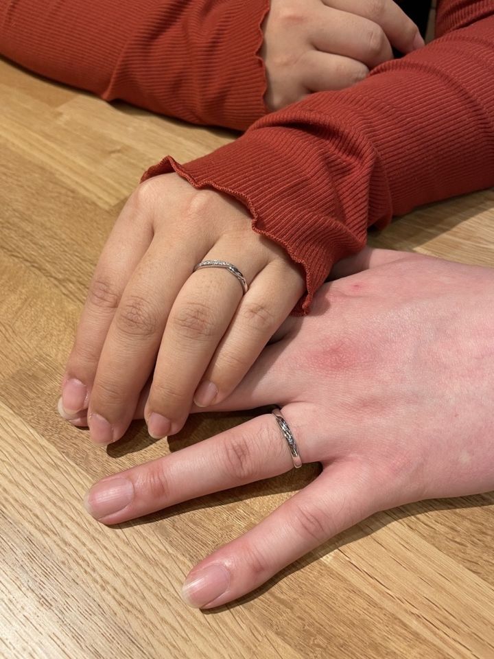 【COLANY(コラニー)の口コミ】 指を長く見せる特徴的な斜めのライン
ダイヤは多すぎないデザイン
男性側…