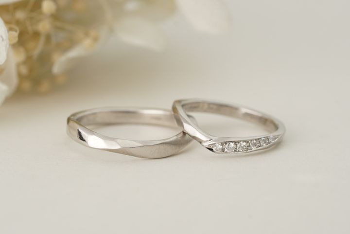 【SUNDANCE BRIDALの口コミ】 リングの形状はそれぞれS字、V字と好みのものをチョイスしつつも、プラチ…