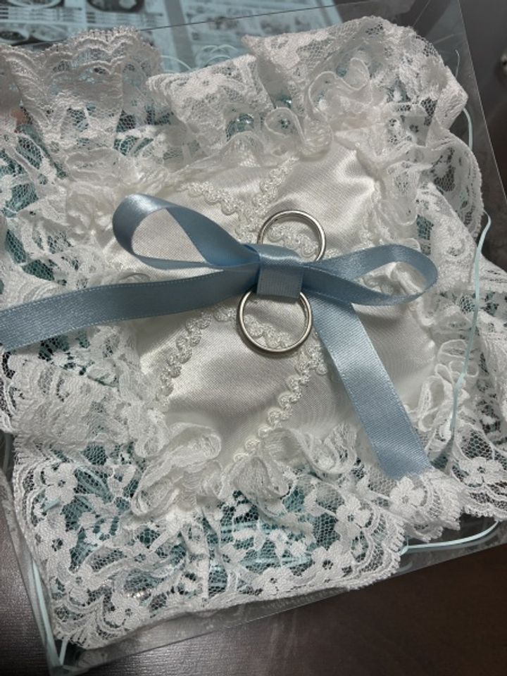 【Ailes(エール)の口コミ】 一つはイエロー、もう一つはブルーでお互い違う色のダイヤでそれぞれの好…