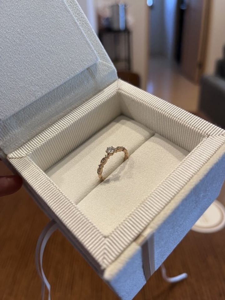 【AMOUR AMULET(アムール・アミュレット)の口コミ】 アンティークなデザイン。細めなこと。元々店舗のサイトに出ていた商品例…