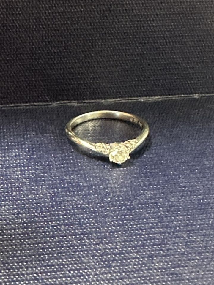 【モニッケンダム(MONNICKENDAM)の口コミ】 V字のラインで指が細く綺麗に見えると思います。
また、他のデザインと比…