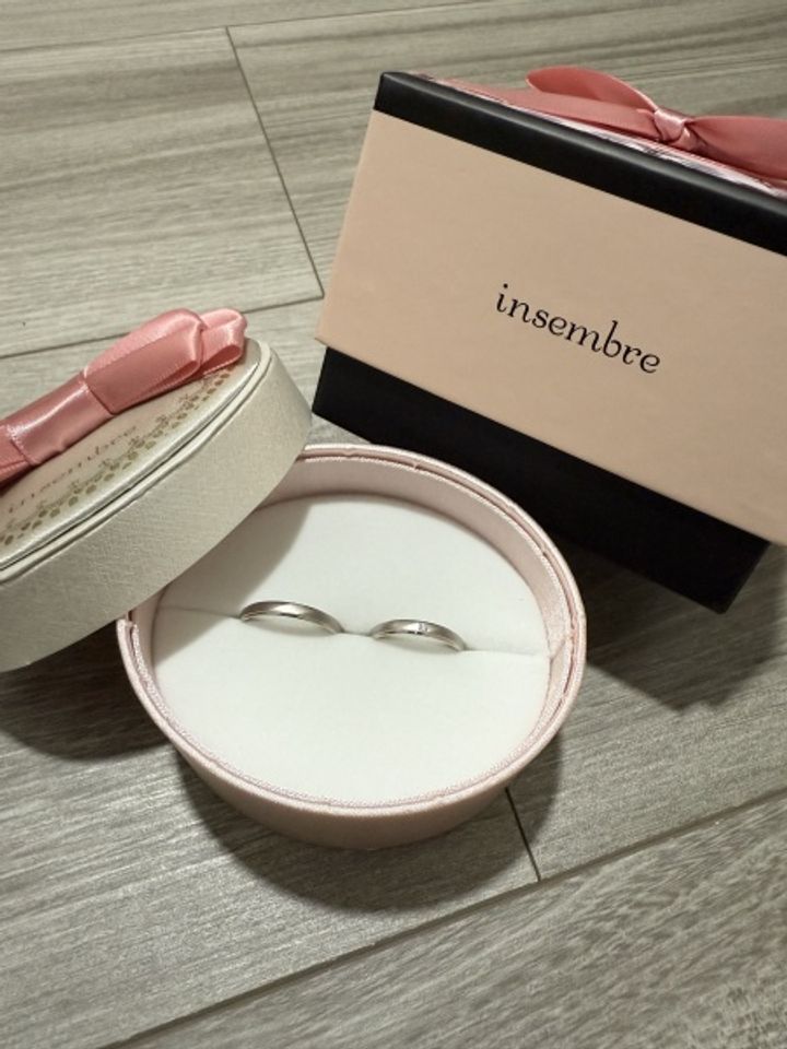 【insembre(インセンブレ)の口コミ】 シンプルなデザインで手に馴染みやすいことと
内側にはしあわせの靴が刻印…