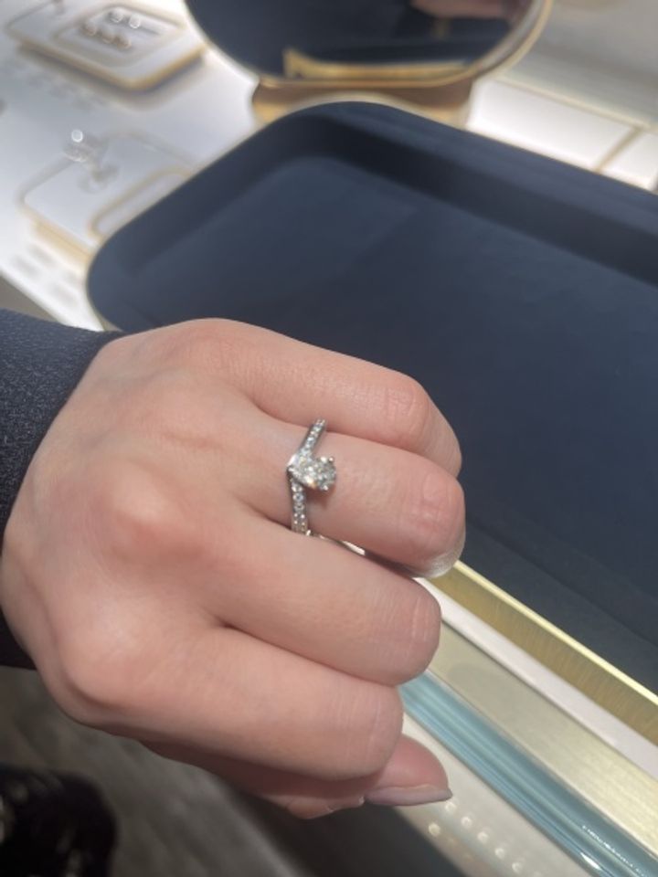 【ショーメ(CHAUMET)の口コミ】 ショーメらしい派手さと可愛らしさで特別感のある婚約指輪だとおもいます…