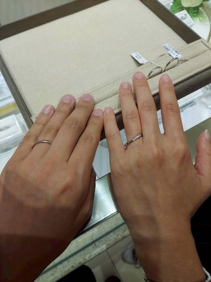 【4℃ BRIDAL(ヨンドシーブライダル)の口コミ】 デザインはシンプルで、ダイヤは3つついており、色はシルバーで普段使いし…