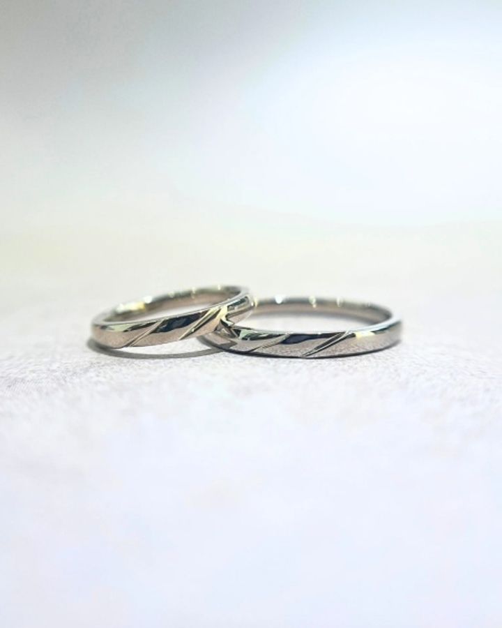 【BELETHE(ベルテ)の口コミ】 どの服装にも合うよう太すぎず細すぎず丸みのあるシンプルなデザイン、同…