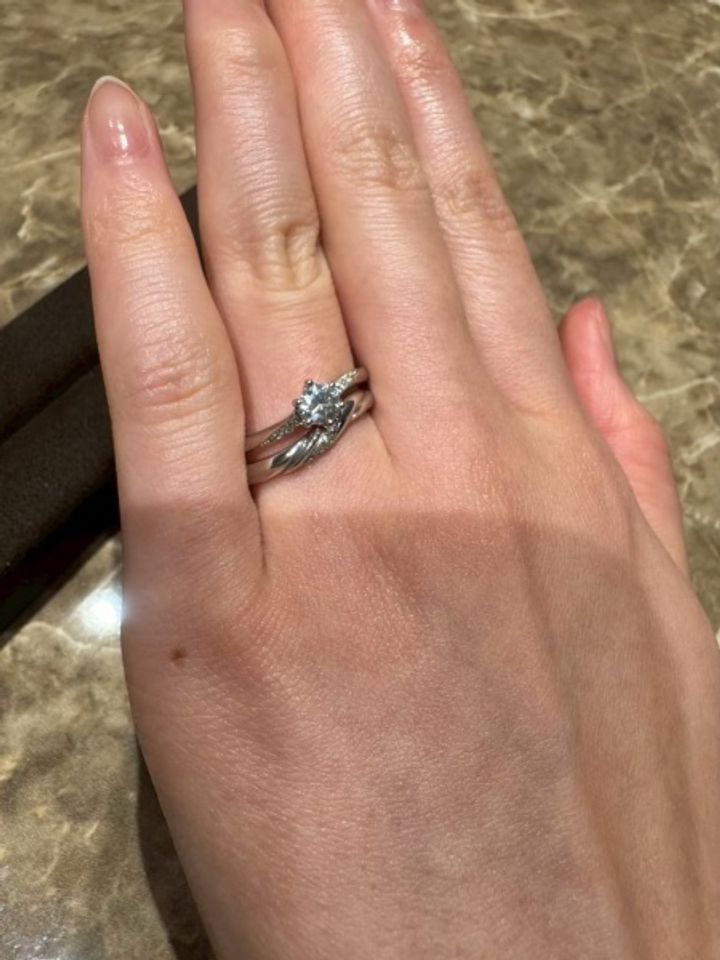 【Desserts(デザート)の口コミ】 はじめに婚約指輪のデザインを決めましたが、その婚約指輪にピッタリ重な…