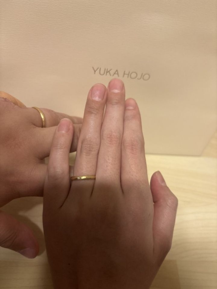 【YUKA HOJO(ユカホウジョウ)の口コミ】 ゴールドの色味がマットな質感でカッコよく
普段使いしやすいデザイン。男…