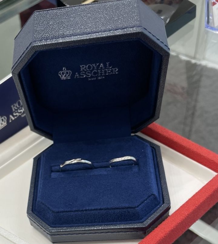 【ROYAL ASSCHER(ロイヤル・アッシャー)の口コミ】 男女全く同じペアではなく、違うものをそれぞれ選んでいます。同じメーカ…