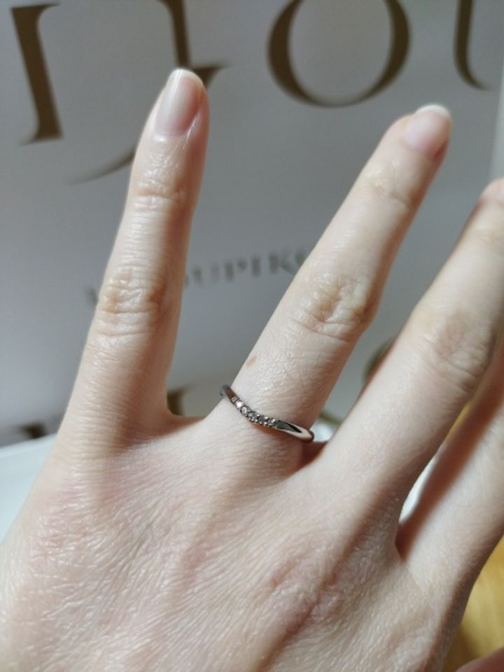 【COEUR D'OR(クゥドール)の口コミ】 V字タイプで指が細く長く見えるのが嬉しいです
中心のピンクダイヤモンド…