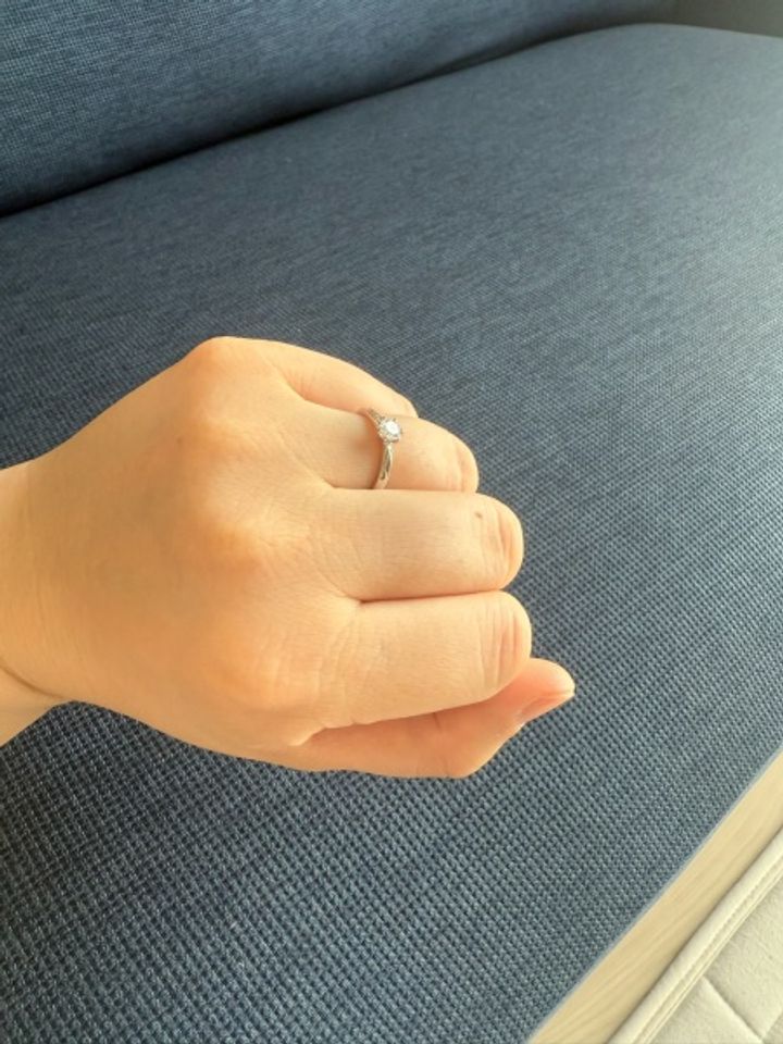 【Flowaves(フロウェーブス)の口コミ】 ダイヤモンドが美しく、とても綺麗に輝いています。つけた時に指が長く見…