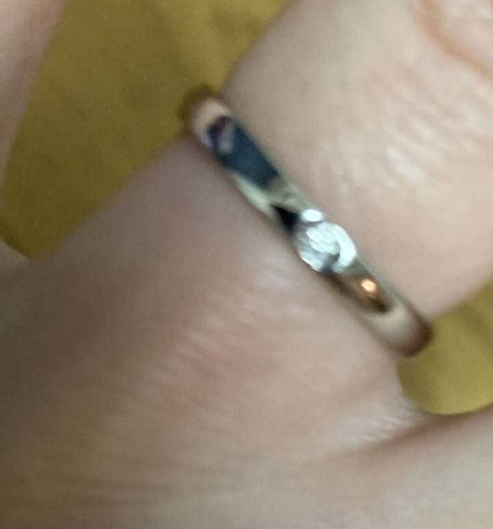 【ジュエリーツツミ(JEWELRY TSUTSUMI)の口コミ】 シンプルなタイプなので場面を選ばずに付けられます。
細身なのでそんなに…