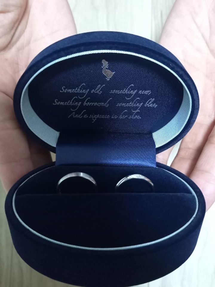 【Something Blue(サムシングブルー)の口コミ】 男性用は、指輪の前後で加工が違っていて、くすみんだ加工とつやつやした…