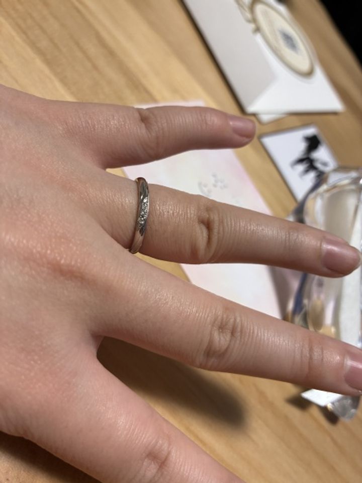 【Disney Cinderella(ディズニー シンデレラ)の口コミ】 ストレートだけどカットが入っていて綺麗な形に見えます。真ん中に3つ石が…