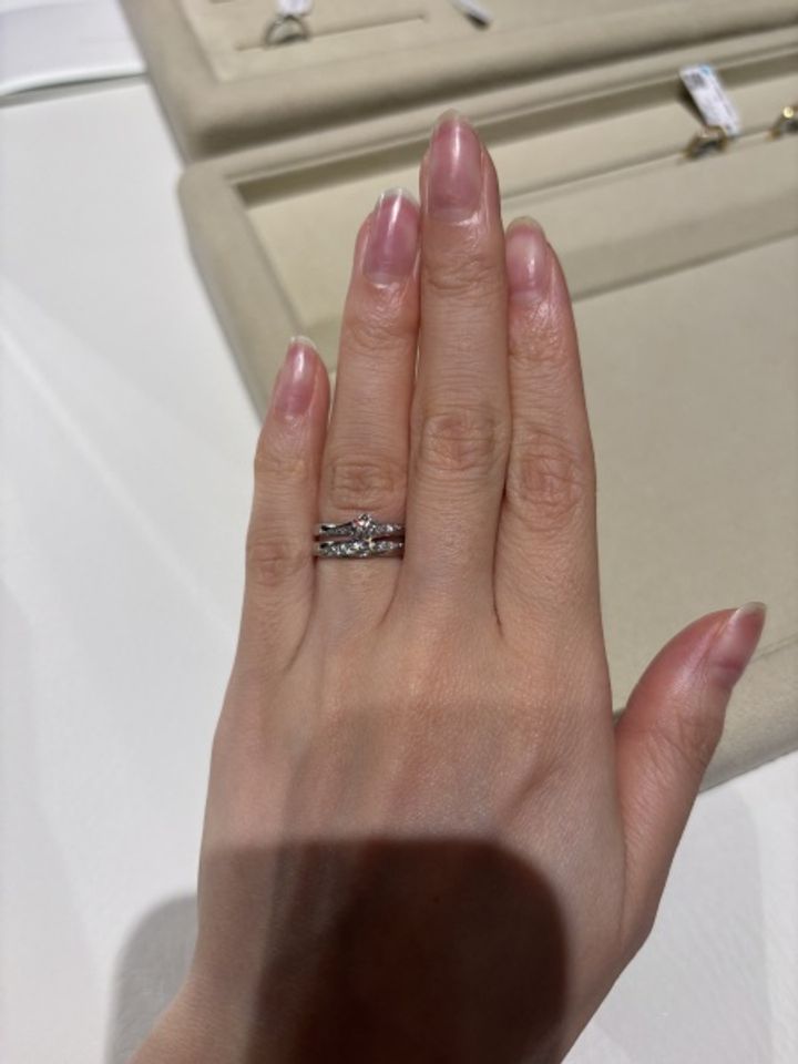 【和光ブライダルブティックギンザの口コミ】 上品でエレガントな雰囲気のデザインが多い印象です。中でも流れるような…