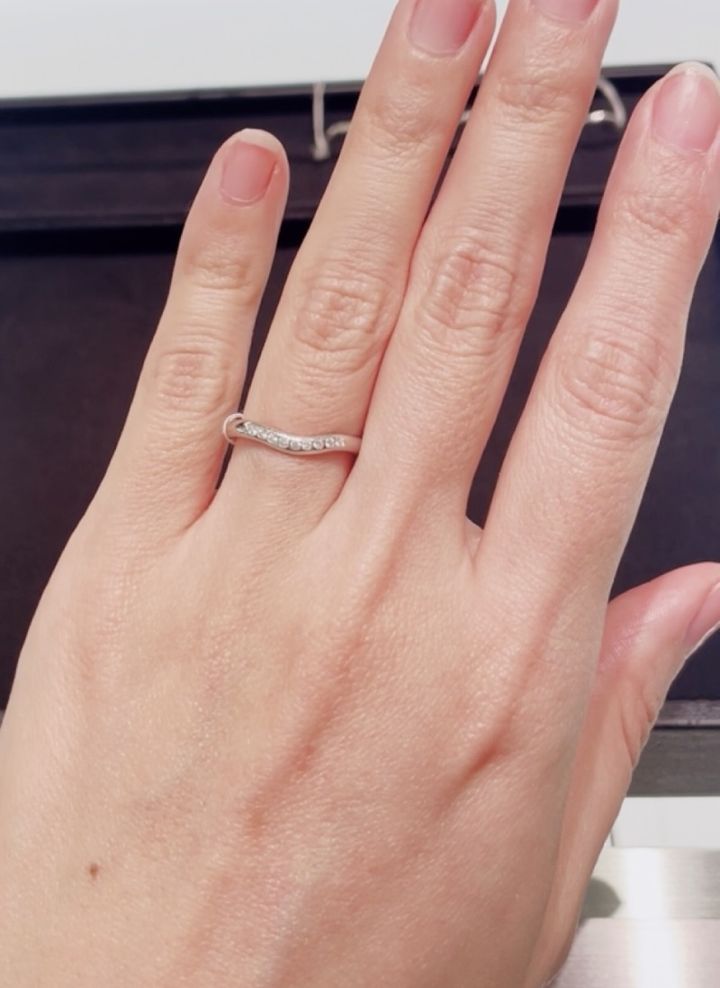 【ティファニー(Tiffany & Co.)の口コミ】 真ん中にダイヤが何粒か埋め込まれているだけでキラキラしてかわいいなと…