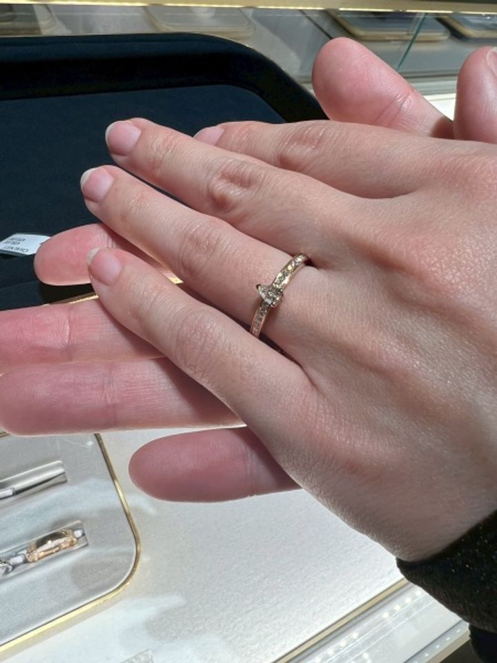 【ショーメ(CHAUMET)の口コミ】 せっかくなので、普段買わないようなキラキラしている婚約指輪をつけてみ…