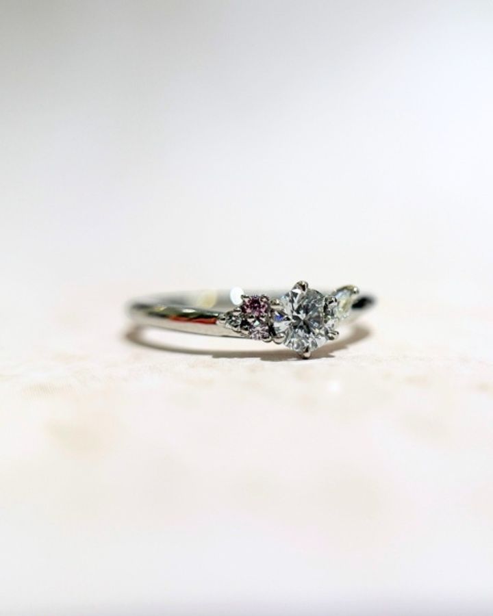 【BELETHE(ベルテ)の口コミ】 彼女が好きなピンク色を取り入れたかったのもあり、ピンクダイヤモンドを…