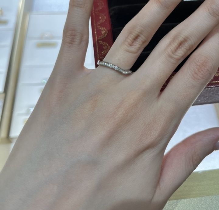 【カルティエ(Cartier)の口コミ】 自分の指の形からしてウェーブ型の指輪も付けてみたいなと思い、探してい…