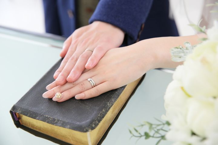 【4℃ BRIDAL(ヨンドシーブライダル)の口コミ】 可愛くもあり、品のあるデザインが良かったです。
婚約指輪と重ね付けした…
