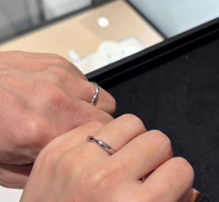 【ティファニー(Tiffany & Co.)の口コミ】 ハーモニーは中央だけが細くなるデザインで、指がきれいに見える印象を受…