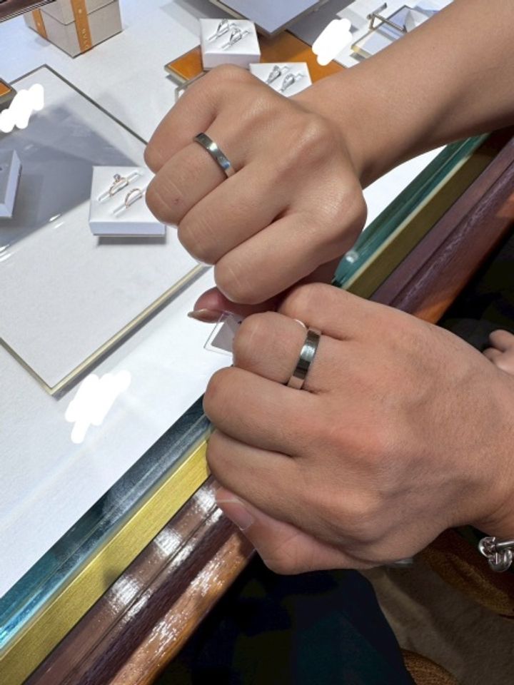 【ブルガリ(BVLGARI)の口コミ】 ブランドロゴが入っているわけでもないですが、一目見てBVLGARIとわかるよ…