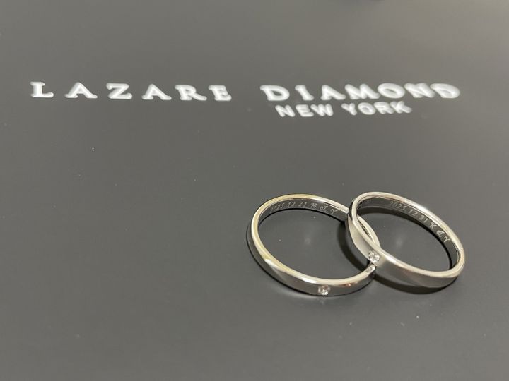 【ラザール ダイヤモンド【取扱店販売】の口コミ】 デザインが2人とも好きで即決でした。
シンプルすぎず、マット加工にして…