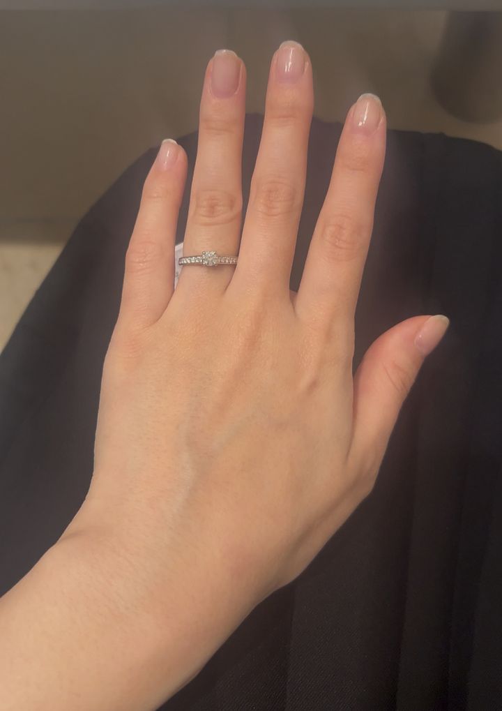 【ヴァン クリーフ＆アーペル(Van Cleef & Arpels)の口コミ】 ベーシックでクラシカルなデザインながらも、中央だけでなくサイドもきら…