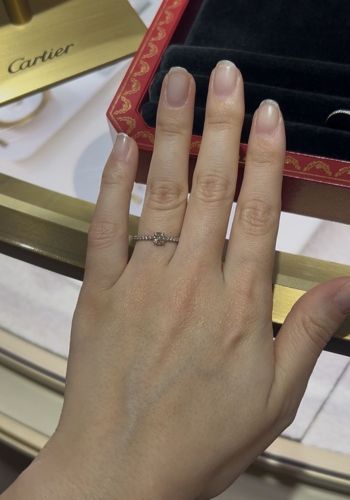 【カルティエ(Cartier)の口コミ】 華奢でとてもかわいらしいです。婚約指輪として候補になっていましたが、…