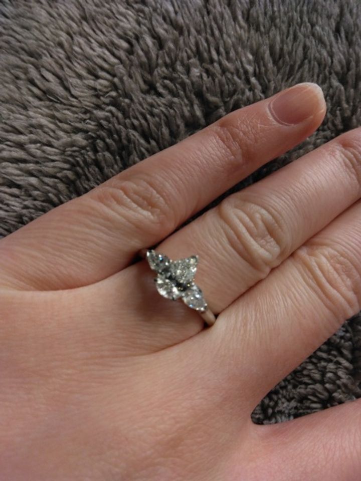 【グラフ(GRAFF)の口コミ】 真ん中に大きめのペアシェイプダイア、サイドに小さめのペアシェイプダイ…