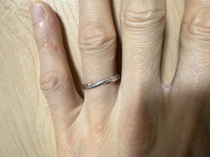 【insembre(インセンブレ)の口コミ】 デザインの美しさと、指に馴染む着け心地の良さが決め手でした。シンプル…