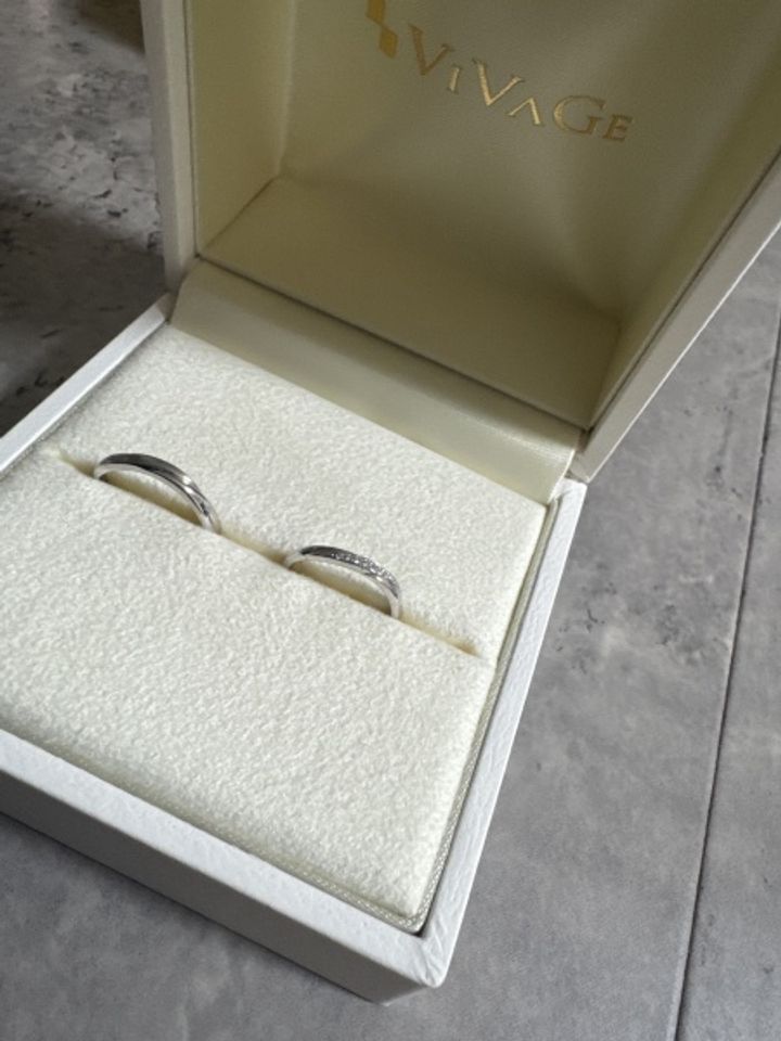【VIVAGE(ヴィヴァージュ)の口コミ】 デザイン性に一目惚れしました。
男性の指輪は斜めに入るマット感が特徴で…