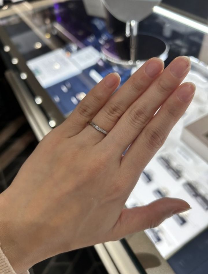 【ROYAL ASSCHER(ロイヤル・アッシャー)の口コミ】 右にダイヤモンドが流れるデザインで、だんだんダイヤモンドが大きくなり…