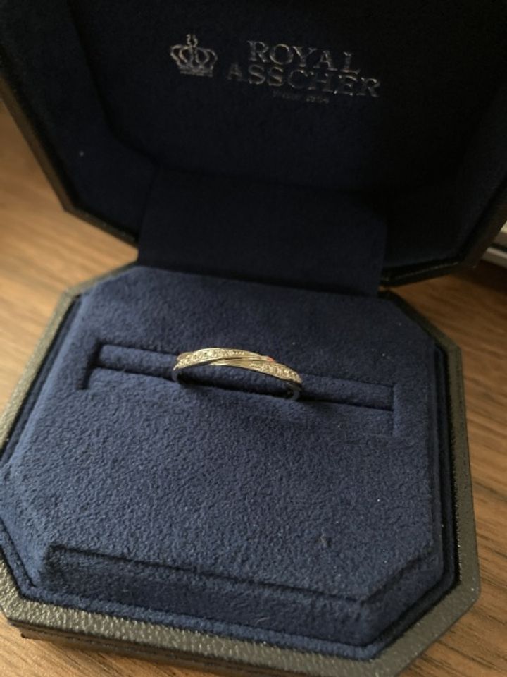 【ROYAL ASSCHER(ロイヤル・アッシャー)の口コミ】 シンプルですがそれがいい！
ダイヤが主張しすぎないため普段づかいからフ…