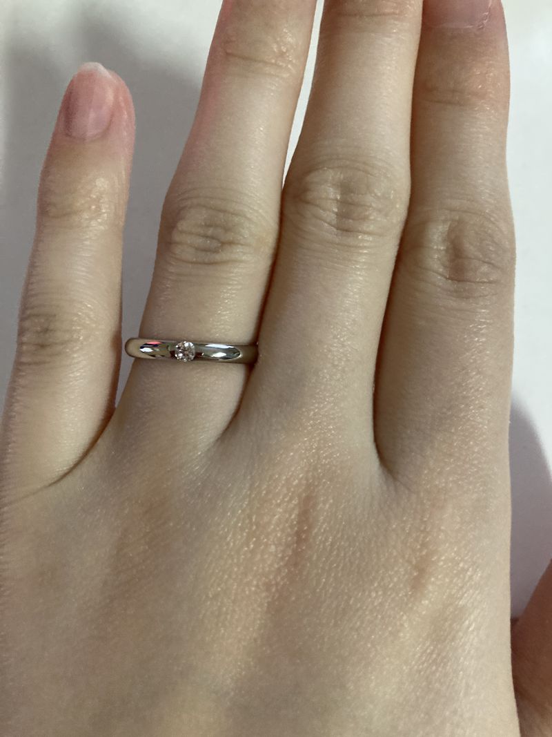 一粒ダイヤが留めるタイプではなく埋め込みなので、指輪の枠いっぱいに