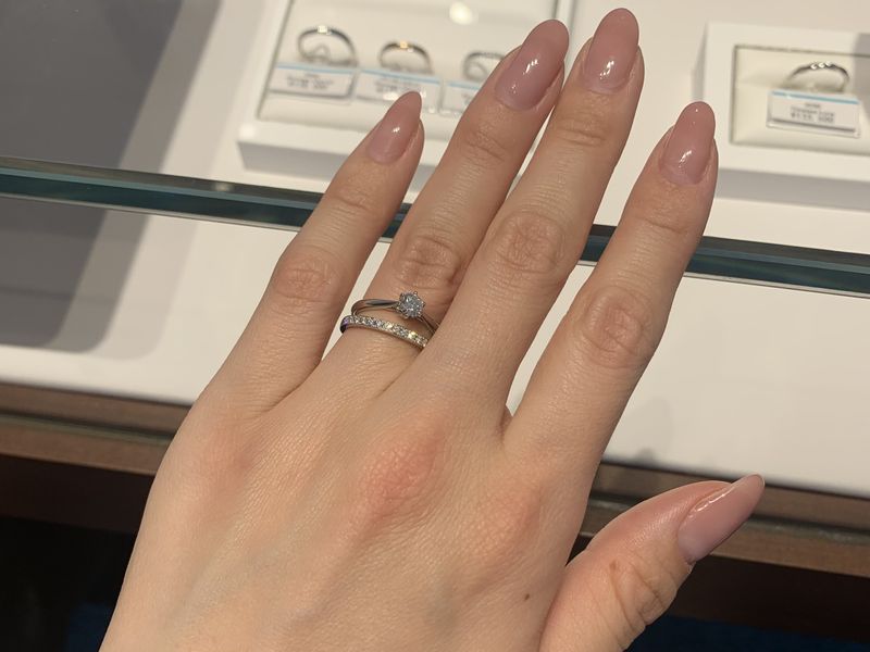 婚約指輪(セントグレア)との重ね付けには、個人的にはエタニティリング